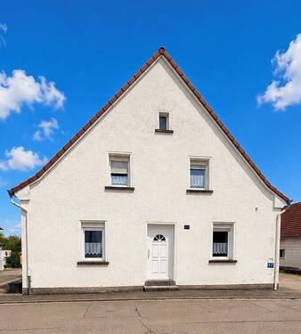 Vorderansicht - Flexibles Zweifamilienhaus mit großem Grundstück in begehrter Lage