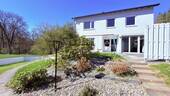 Hausansicht - ... AIGNER - familienfreundliches, modernisiertes Anwesen mit großem Garten in naturnaher Lage ...