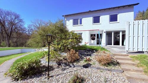 Hausansicht - ... AIGNER - familienfreundliches, modernisiertes Anwesen mit großem Garten in naturnaher Lage ...