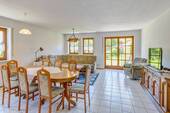Wohnzimmer mit Essbereich - 4 Zimmer Reihenendhaus in Kirchseeon