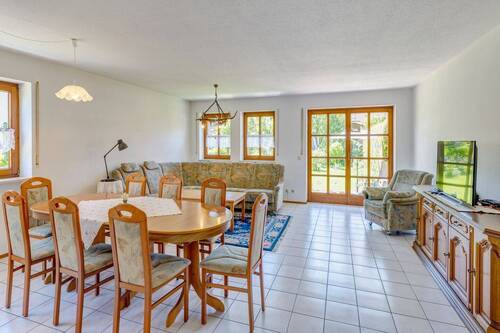 Wohnzimmer mit Essbereich - 4 Zimmer Reihenendhaus in Kirchseeon