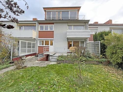Ansicht - Wundervolles Zweifamilien-Reihenmittelhaus auf 4 Etagen mit Garten, Balkonen & Garage in Laatzen