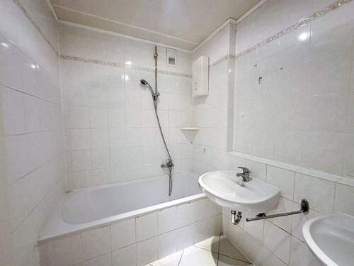 Bad mit Wanne - 