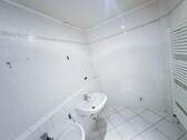 und zwei Waschbecken - 