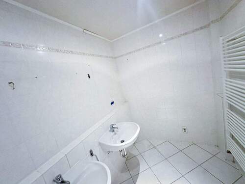 und zwei Waschbecken - 