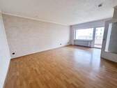 Wohnbereich mit Balkonzugang - DIETZ: Provisionsfreie 4 Zi. ETW im 5. OG mit Aufzug, Loggia, Keller, eigener Garage! SOFORT FREI!