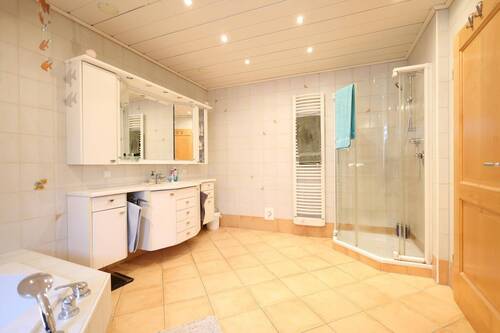 Waschtisch und Dusche.jpeg - 