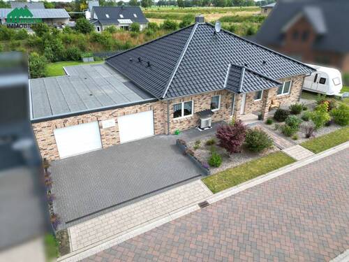 Luftaufnahme - Gebaut für die Zukunft - komfortabler Wohnbungalow mit durchdachtem Raumkonzept *** 360 ° Rundgang ***