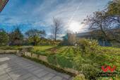 Sonnige Süd-Terrasse mit Blick in den Garten - 