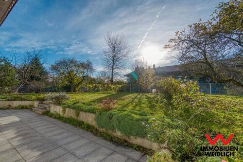 Sonnige Süd-Terrasse mit Blick in den Garten - 