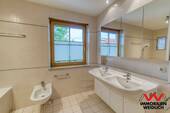 Bad mit Fenster Bidet und Doppelwaschtisch - 