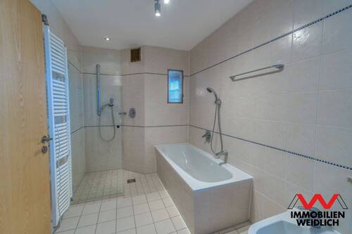 Bad mit Dusche und Wanne - 