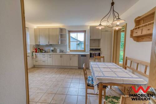 Küche mit Essplatz und Speisekammer - 