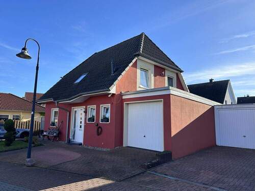 Ansicht Nord-West mit Garage & Stellplatz - 4 Zimmer Einfamilienhaus in Röbel/Müritz