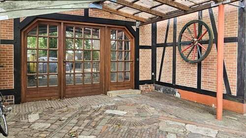 Garage + 1 von 2 Hauseingängen - 