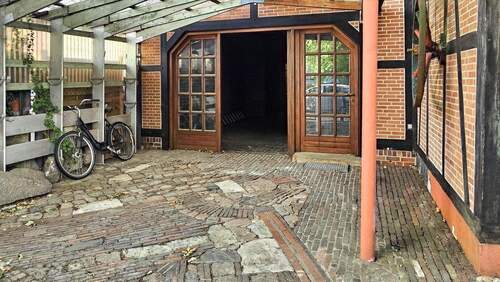 Garage + 1 von 2 Hauseingängen - 