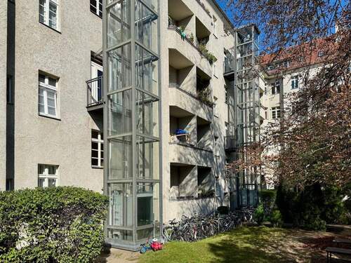 Die Rückansicht - Bezugsfreie 1,5-Zimmer-Eigentumswohnung kaufen in Berlin-Prenzlauer Berg, ca. 54 m², sonniger Balkon