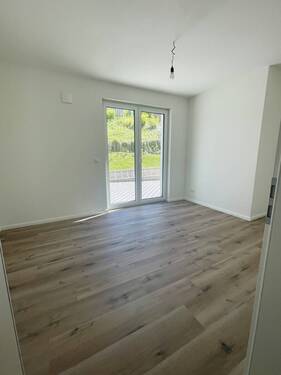 Schlafzimmer mit Zugang zur seitlichen Terrasse - 