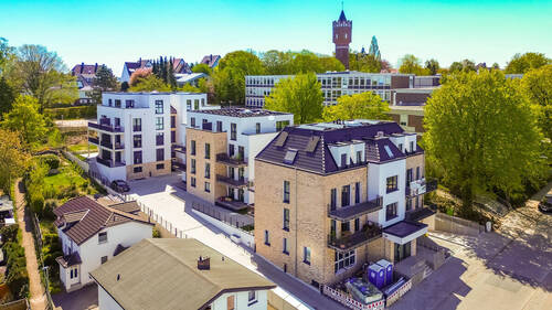 Herzlich willkommen im SEEQUARTIER EUTIN - Attraktive Neubau-2 Zimmer-Wohnung, umlaufende, ca. 36 m², Terrasse, hochwertige EBK, TG-Stellplatz