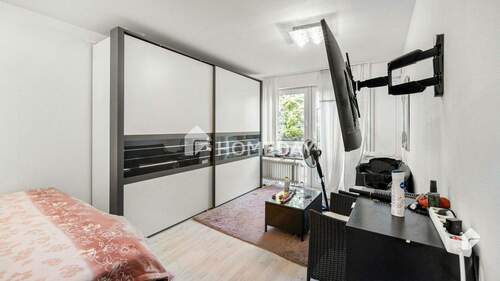 1. OG Schlafzimmer 1 - 