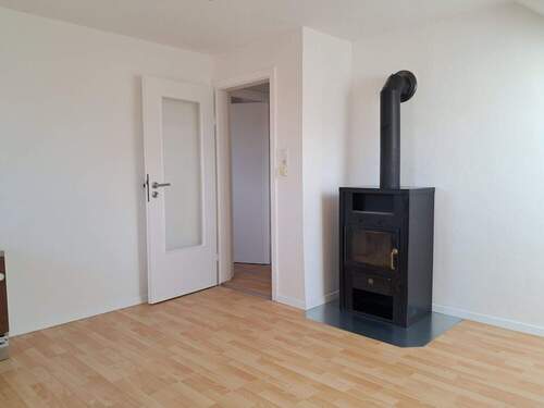 Wohnzimmer mit Kamin - Sanierte 2 ZKB in Eichenau - 215.000,00 EUR Kaufpreis, ca.  45,00 m² Wohnfläche