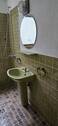 Badezimmer mit Dusche und Waschbecken - 