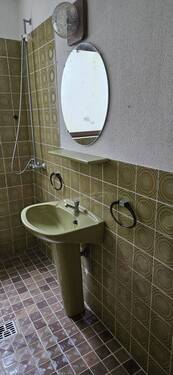 Badezimmer mit Dusche und Waschbecken - 