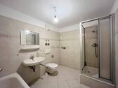 Bad mit Dusche und Wanne - 