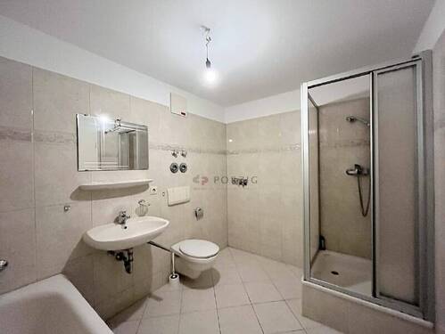 Bad mit Dusche und Wanne - 