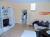 geräumiges Wohnzimmer 3 - LP Zentrum im 1. OG: Großzügig geschnittene 2-Zi-Mietwohnung, mit Garage !