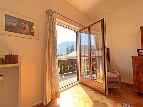 Schlafzimmer mit Zugang zum Balkon - 