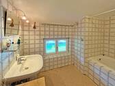 Badezimmer mit Wanne - 