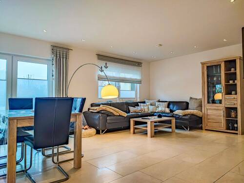 Wohnzimmer mit Esstisch - 5 Zimmer Einfamilienhaus in Garz- Rügen