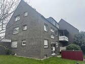 Titelbild Hausansicht - Gemütliche Wohnung im 6-Familienhaus in zentraler Lage