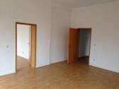 WE 2.1 Wohnzimmer mit Blick zu Schlafzimmer und Fl - 