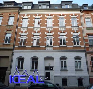 Fassade - IDEAL - 3-Raum-Wohnung im Dachgeschoss mit Balkon