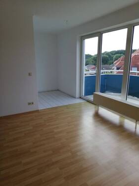 Wohnzimmer mit Küchennische/Beispielwohnung - 1 Zimmer Etagenwohnung in Stralsund