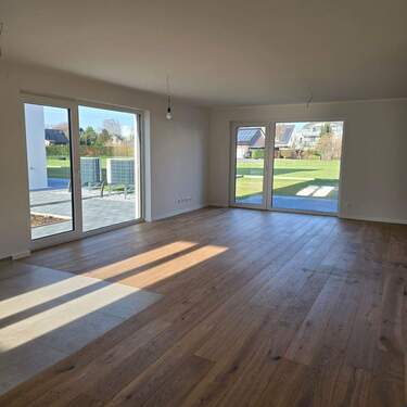 Blick in das Wohnzimmer und Garten - Doppelhaushälfte mit 168,00 m&sup2; in Hamm zum Kaufen