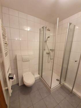 mit Dusche, WC, Waschtisch - 