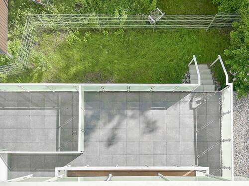 Große Terrasse mit Gartenzugang - 
