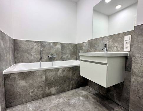 Badezimmer mit Badewanne - 