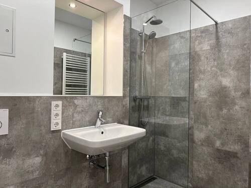 Badezimmer mit ebenerdiger Dusche - 