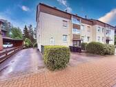 Hausansicht - Helle 3-Zimmer-Wohnung Südbalkon im 1. Obergeschoss mit offener Garage, Waschkeller und Kellerraum