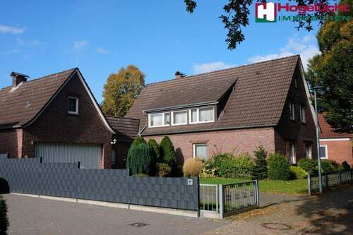 Ansicht I - Ein sehr geräumiges Einfamilienhaus mit Garage