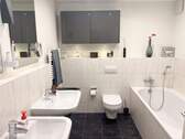 Modernes Bad mit Wanne und sep. Dusche...!! - Etagenwohnung mit 90,00 m&sup2; in Düsseldorf zur Miete