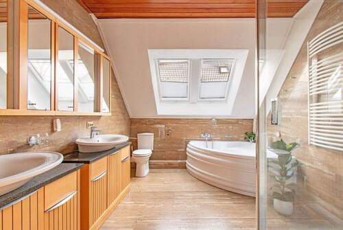 Geräumiges Badezimmer mit Badewanne, Dusche und Doppelwaschbecken - 