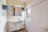 Praktisches Badezimmer im Obergeschoss mit Tageslicht - 