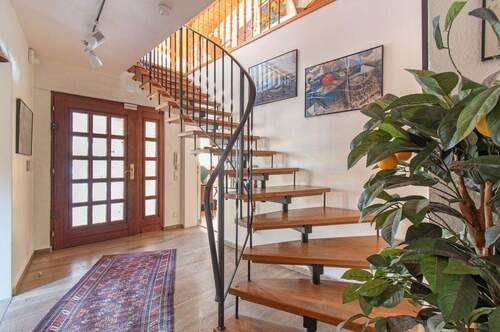 Großzügiger Eingangsbereich mit offener Treppe - 7 Zimmer Einfamilienhaus in Hamburg