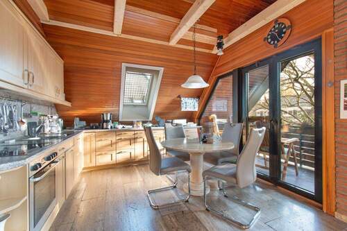 Offene Wohnküche mit Auftritt auf den Südbalkon - 