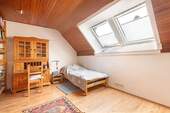 Schlafzimmer mit funktionalem Schnitt und angenehmer Raumwirkung - 